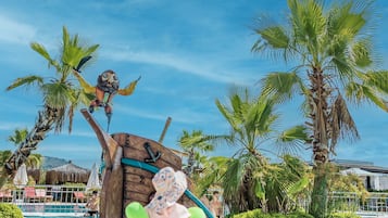 Una piscina al aire libre de temporada, camas de piscina gratis