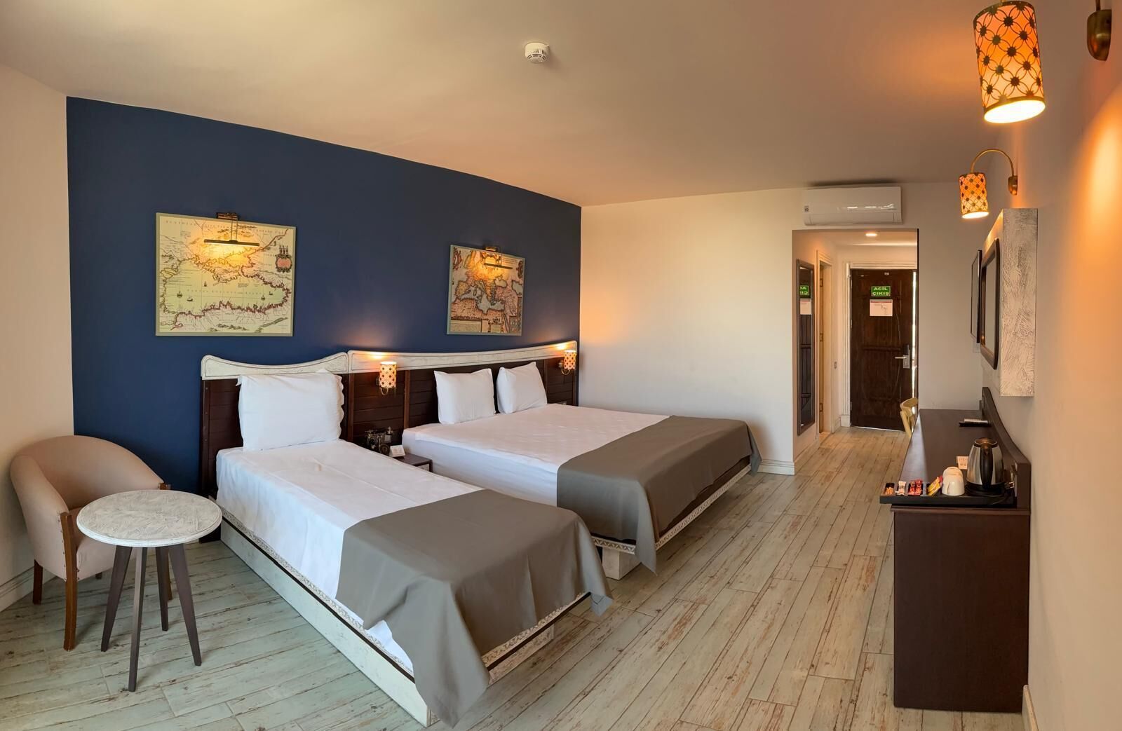 TRIPLE ROOM.