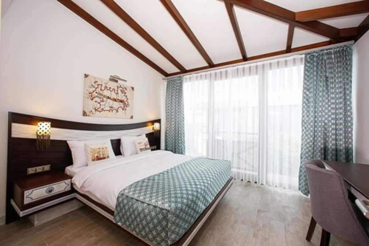 Grand Room | Premium bedding, minibar, in-room safe, individually decorated