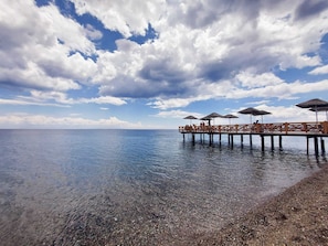 On the beach, sun-loungers, beach umbrellas, beach towels - Assos Barbarossa Hotel - Special Class (Ayvacik)