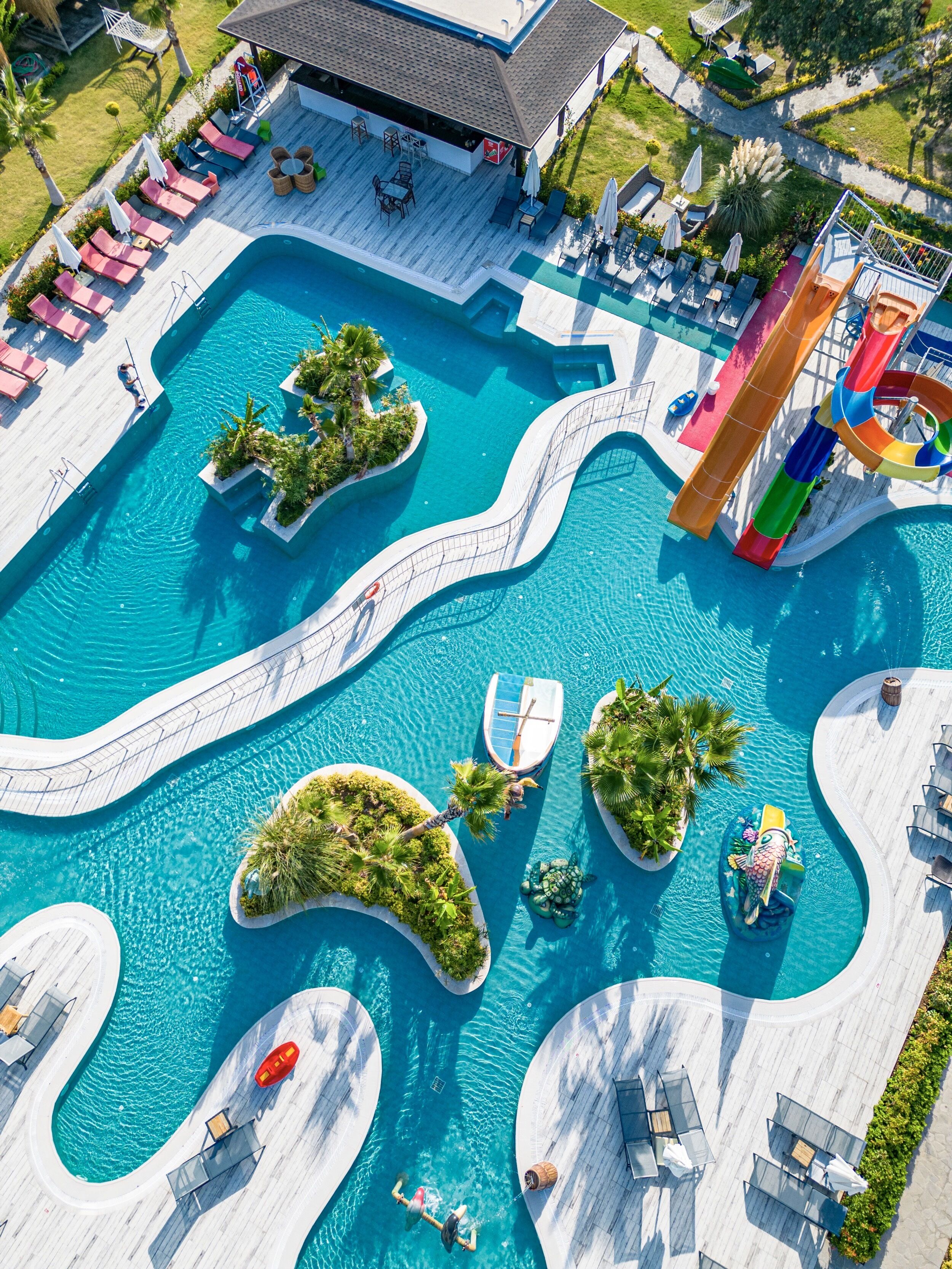 시즌별로 운영되는 야외 수영장, 10:00 ~ 17:00 오픈, 무료 카바나, 수영장 파라솔