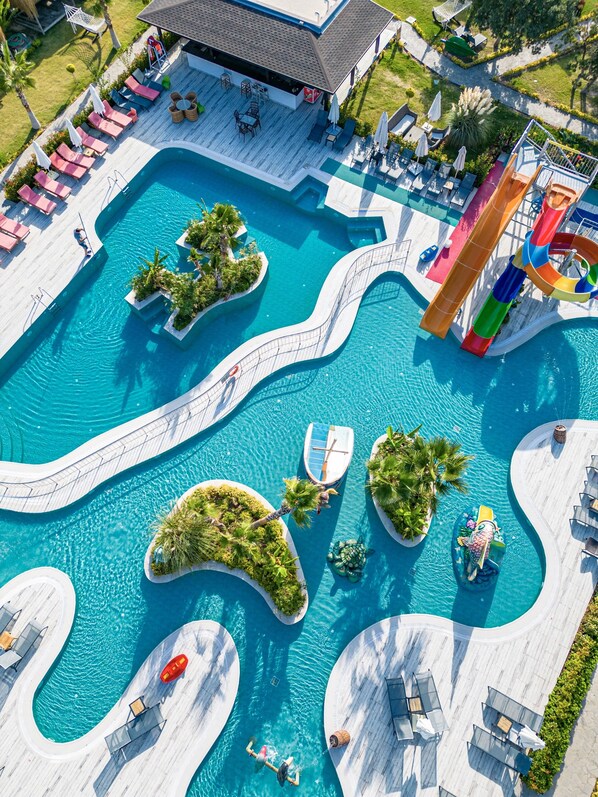 Piscine extérieure (ouverte en saison), cabanons gratuits