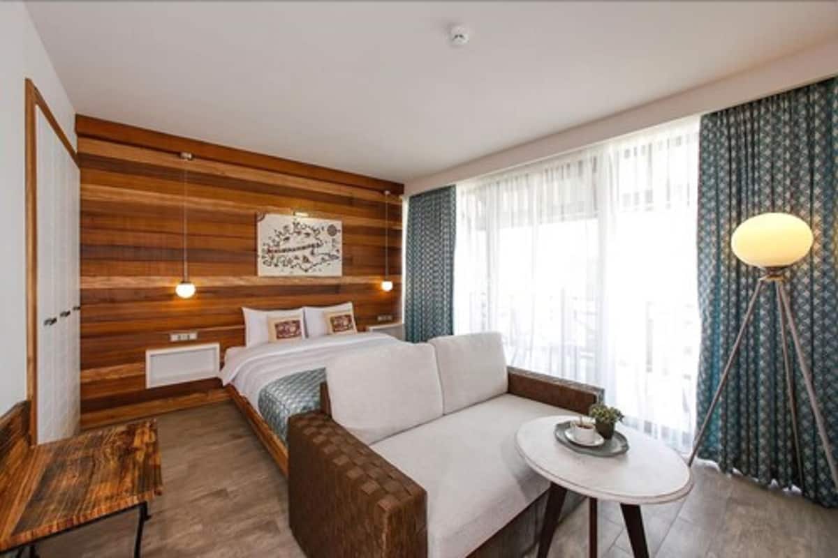 deluxe double room | 1 bedroom, premium bedding, minibar, in-room safe