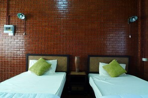 Quarto duplo standard | Escrivaninha, camas extras/dobráveis (sobretaxa), Wi-Fi de cortesia