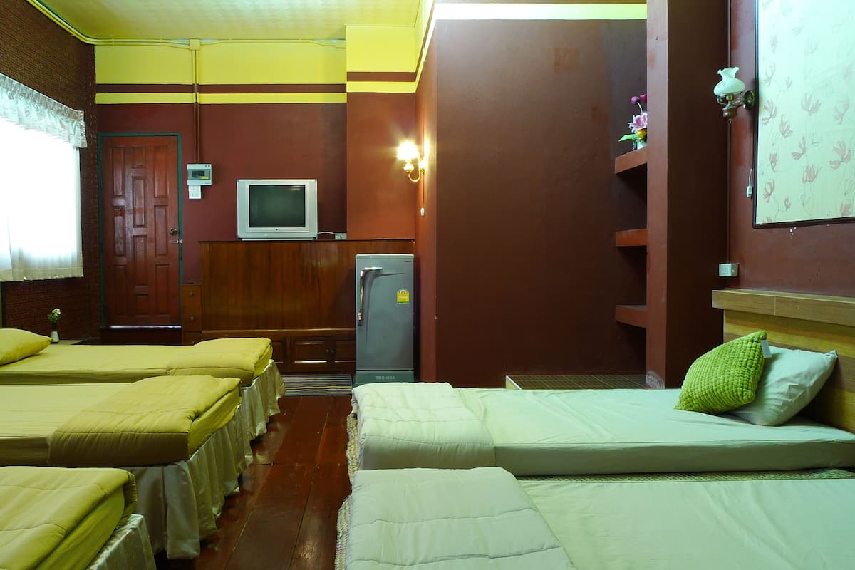 Family Room | Desk, rollaway beds, free WiFi