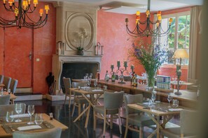 Se sirven comidas, cenas y cocina francesa 