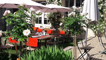Phục vụ bữa trưa và bữa tối, món Pháp