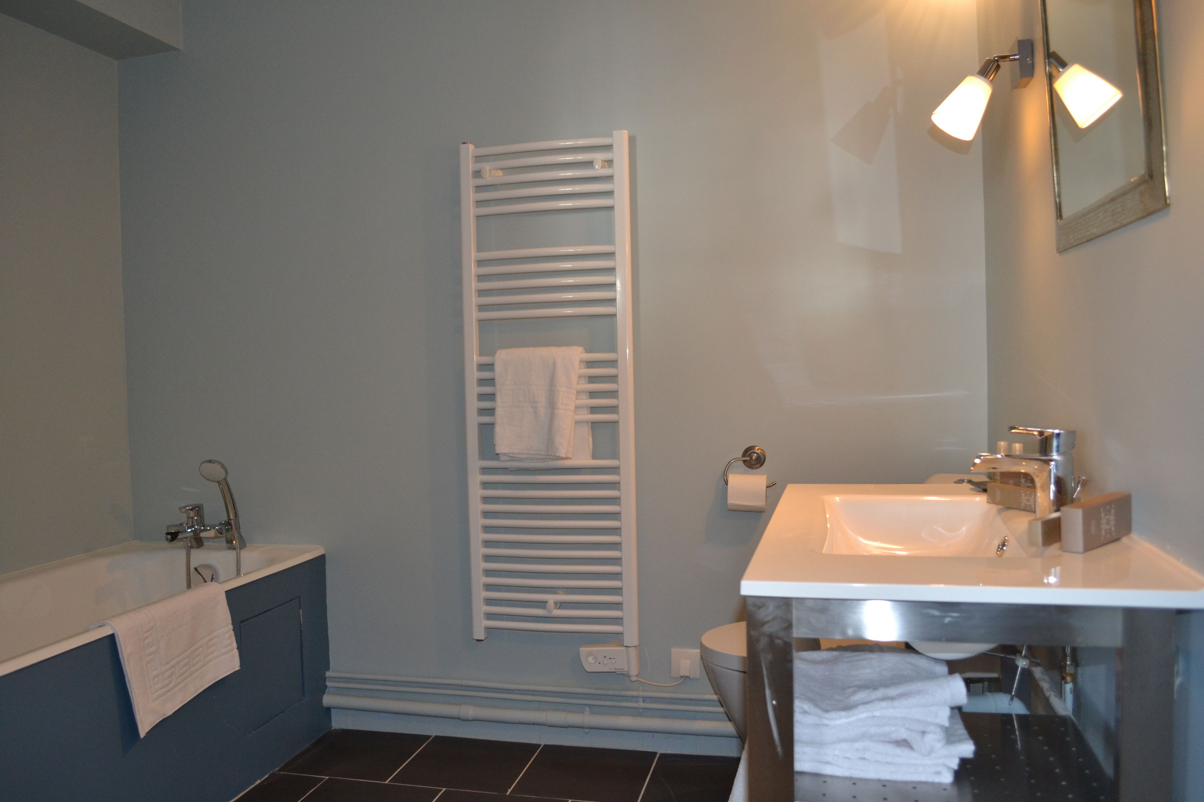 comfort double room | bathroom | free toiletries, hair dryer, towels