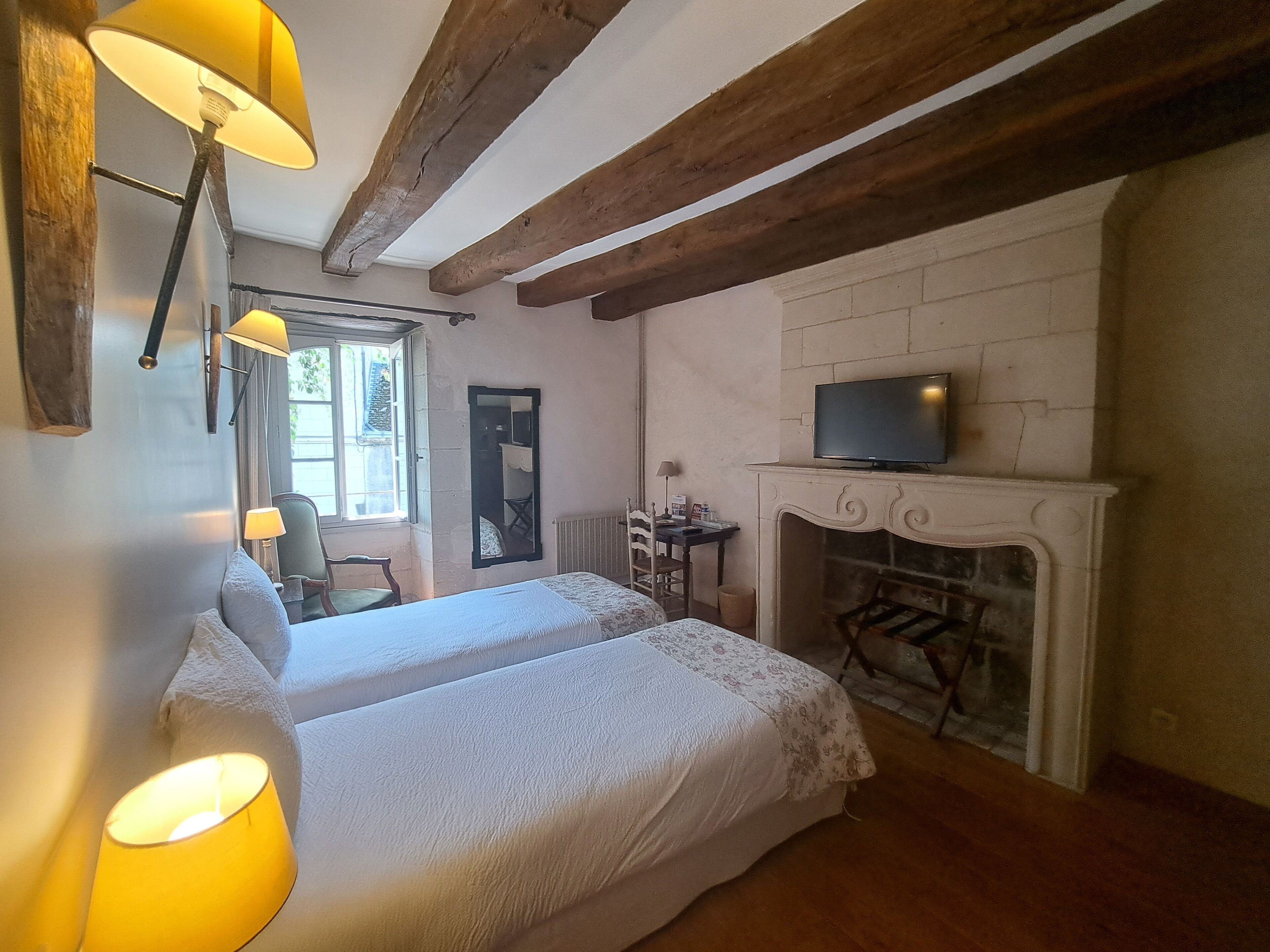 客室ごとに異なる装飾、客室ごとに異なるインテリア、デスク、防音設備