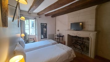 Individueel gedecoreerd, individueel gemeubileerd, een bureau