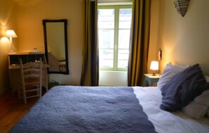 Standard Twin Room | Individually decorated, individually furnished, desk, soundproofing - Logis Hôtel Restaurant Relais de la Mothe (Yzeures-sur-Creuse)