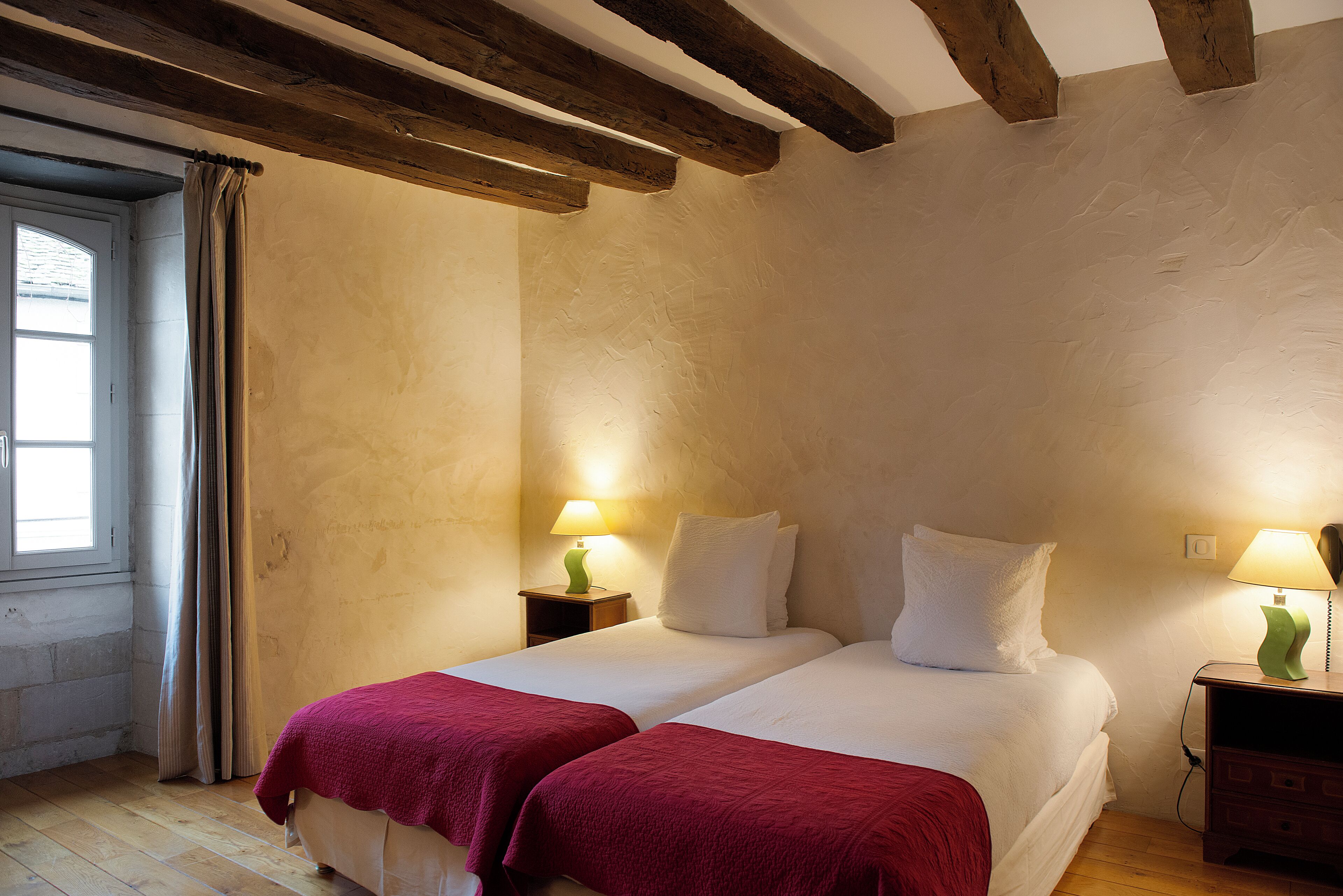 Chambre Standard avec lits jumeaux | Décoration personnalisée, ameublement personnalisé, bureau