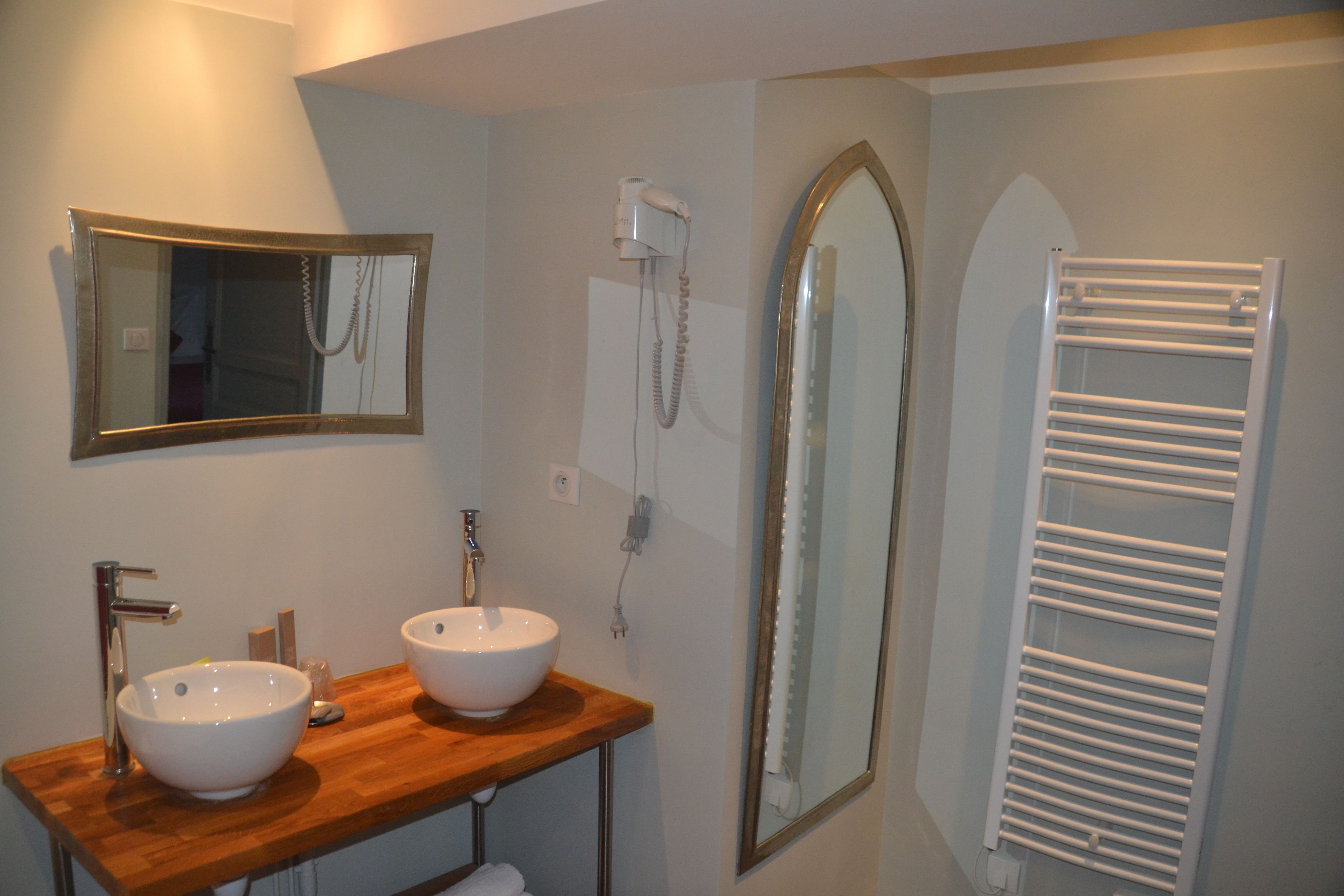 standard twin room | bathroom sink