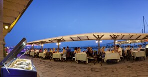 Déjeuner, dîner et souper servis sur place; cuisine internationale 