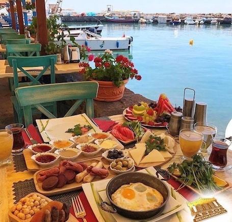 Café da manhã continental grátis todos os dias. Assos Behram Hotel - Special Class - Adults Only