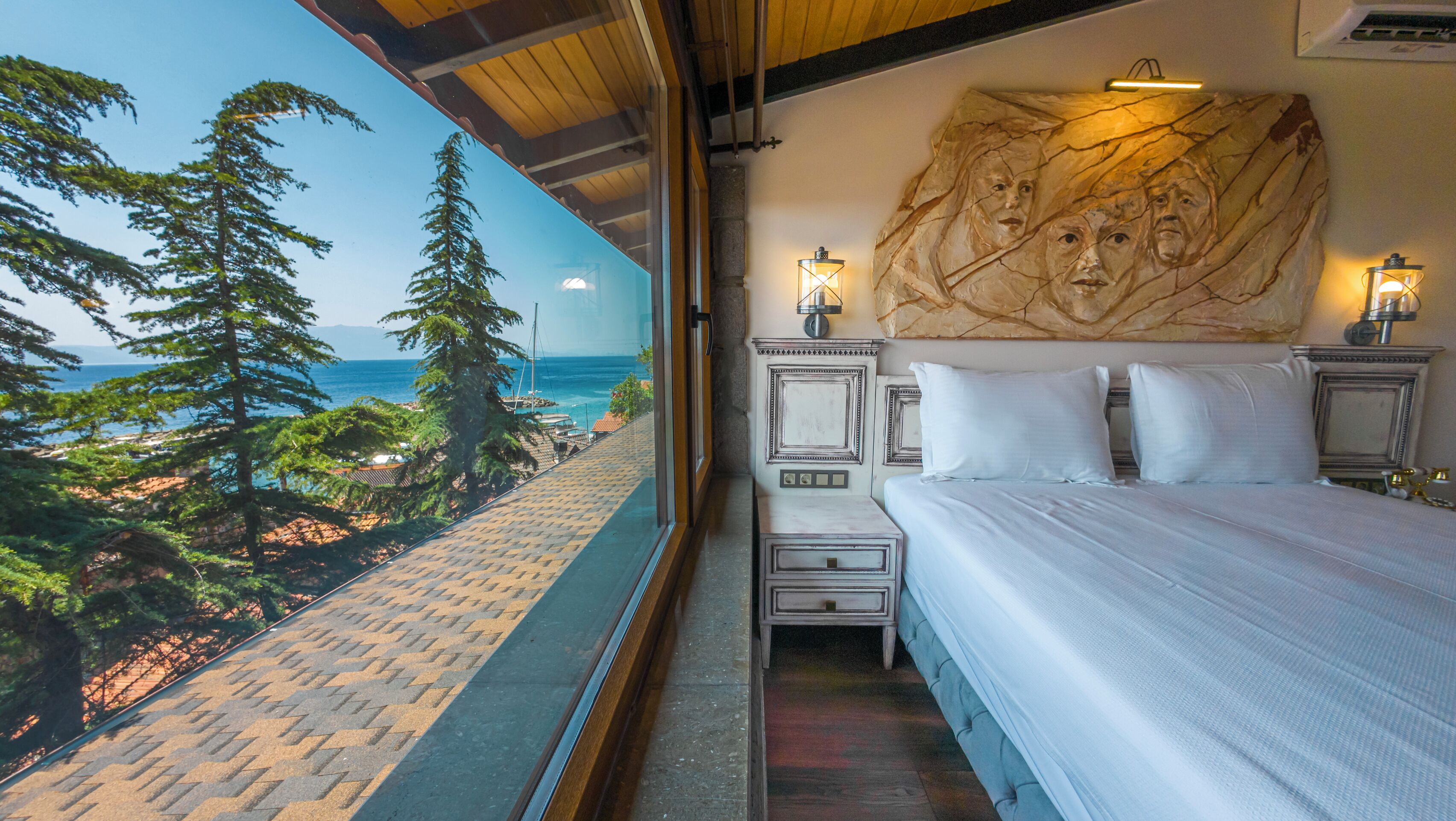 行政客房 | 迷你吧、客房内保险箱、免费 WiFi、床单