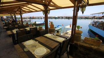 Breakfast, lunch, dinner served; international cuisine