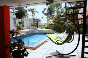 Una piscina al aire libre de temporada