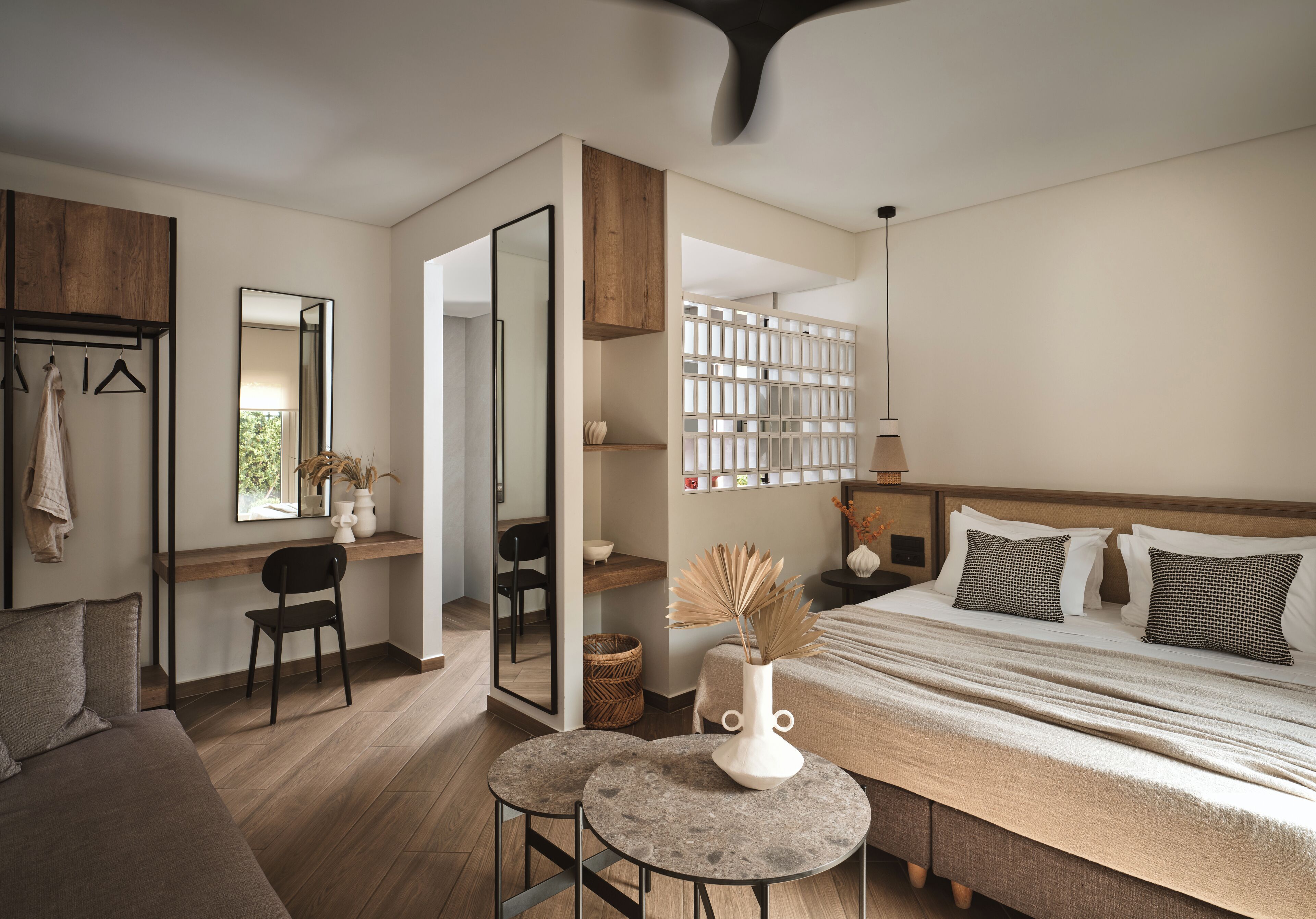 Een kluis op de kamer, een laptopwerkplek, een strijkplank/strijkijzer