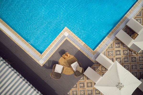 2 buitenzwembaden, parasols bij het zwembad en ligstoelen