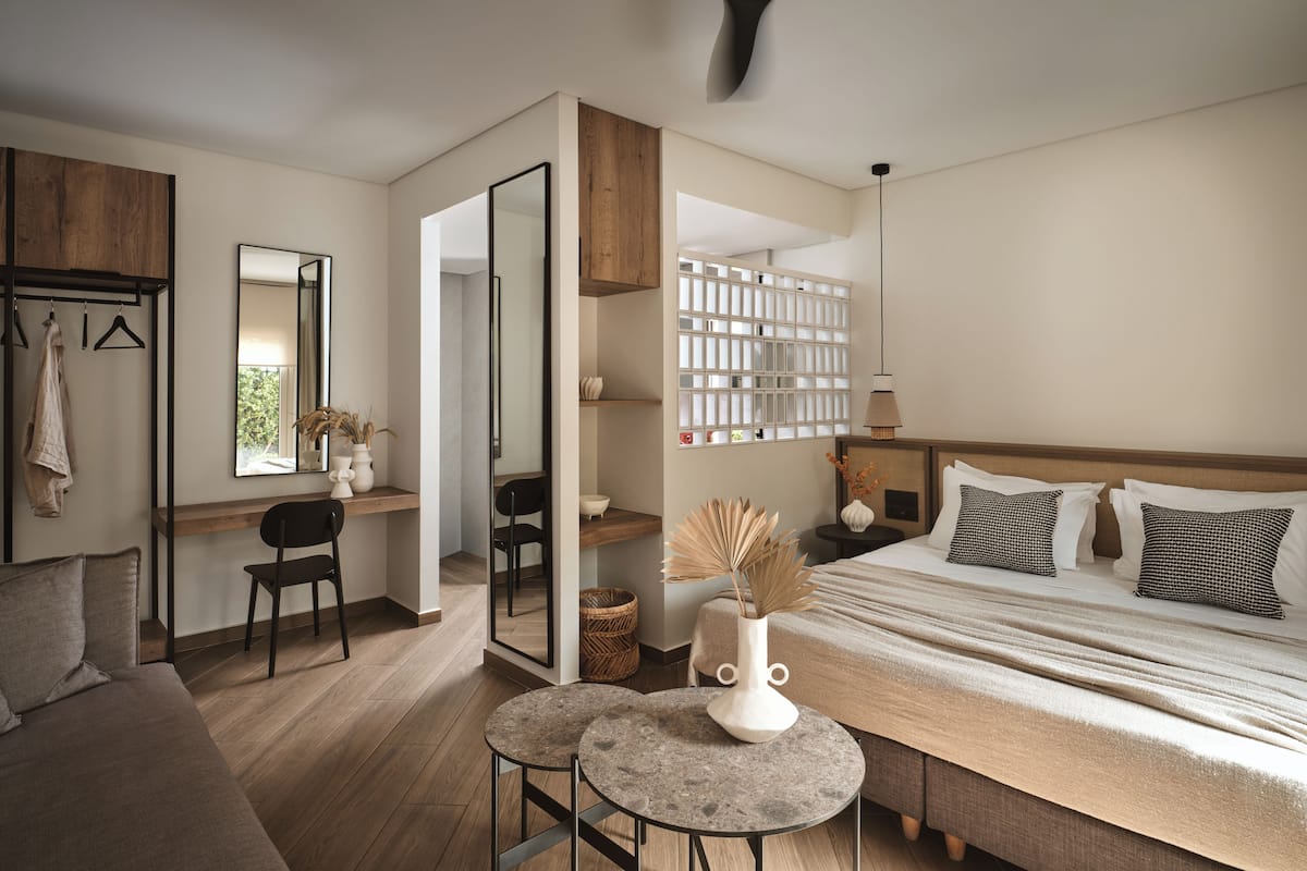 Deluxe Suite with pool view | Een kluis op de kamer, een laptopwerkplek, een strijkplank/strijkijzer