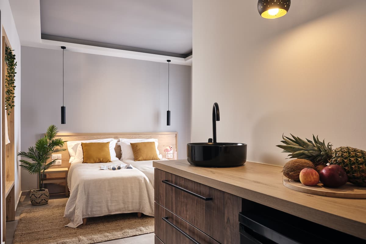 Departamento Deluxe, 1 habitación, balcón | Caja de seguridad en la habitación y espacio para trabajar con laptop