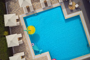 2 udendørs pools, parasoller, liggestole