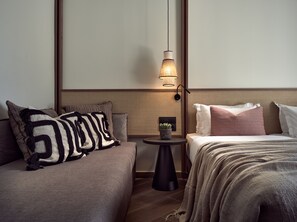 Habitació triple Deluxe | Caixa forta a l'habitació i espai de treball apte per a portàtils