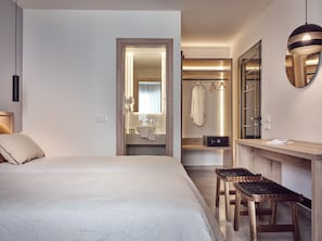 Habitació doble o amb dos llits individuals Deluxe | Caixa forta a l'habitació, planxa i posts de planxar i wifi gratuïta