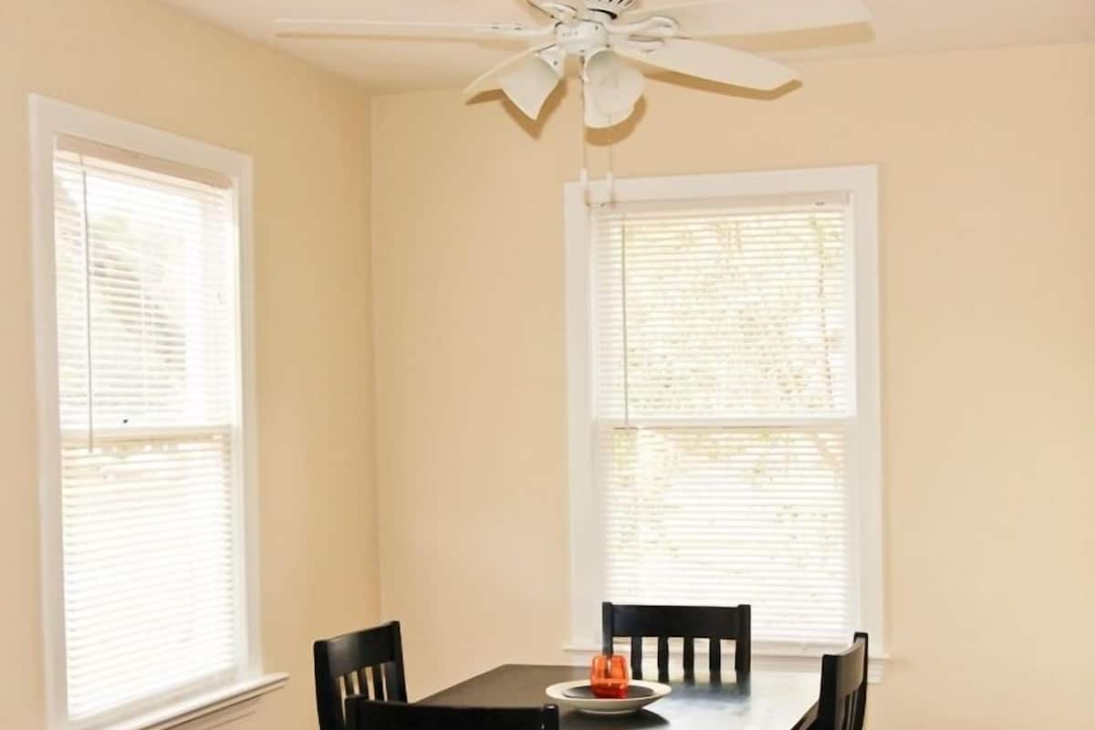 Small 2 Bedroom, Fenced Yard, Pets welcome | Repas dans la chambre