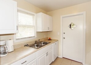 Small 2 Bedroom, Fenced Yard, Pets welcome | Cuisine privée