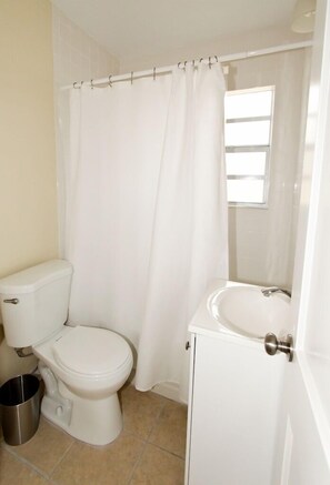 Small 2 Bedroom, Fenced Yard, Pets welcome | Kamar mandi | Kombinasi shower/bathtub dan perlengkapan mandi gratis