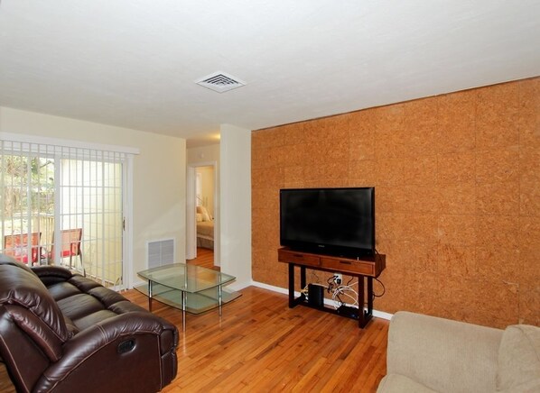 Small 2 Bedroom, Fenced Yard, Pets welcome | Coin séjour