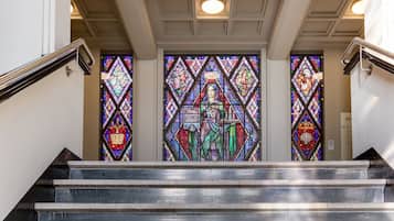 المنشأة من الداخل