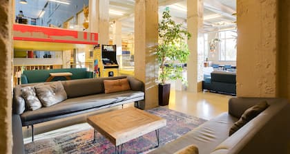 ClinkNOORD - Hostel