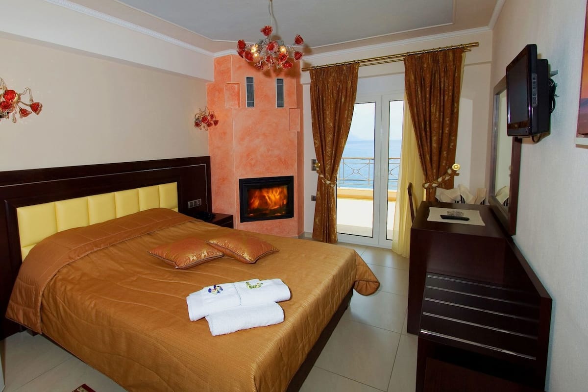 Desk, soundproofing, free cots/infant beds, free WiFi