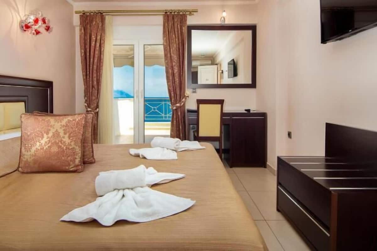 Desk, soundproofing, free cots/infant beds, free WiFi