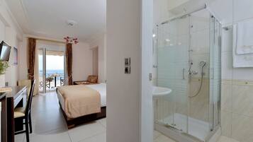 Quarto triplo superior, vista para o mar | Banheiro | Chuveiro, produtos de toalete grátis, secador de cabelo