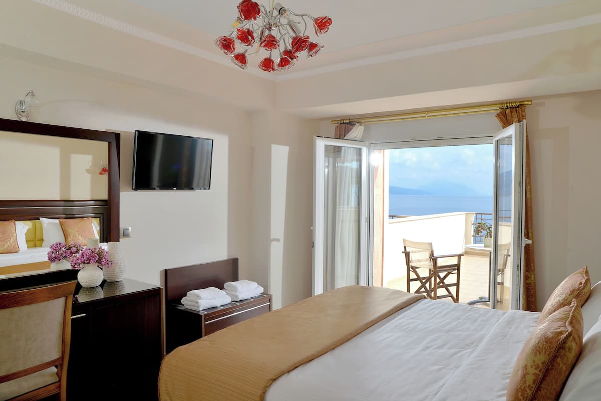 Desk, soundproofing, free cribs/infant beds, free WiFi