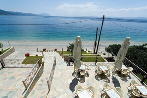 På stranden, solsenger, parasoller og fisking