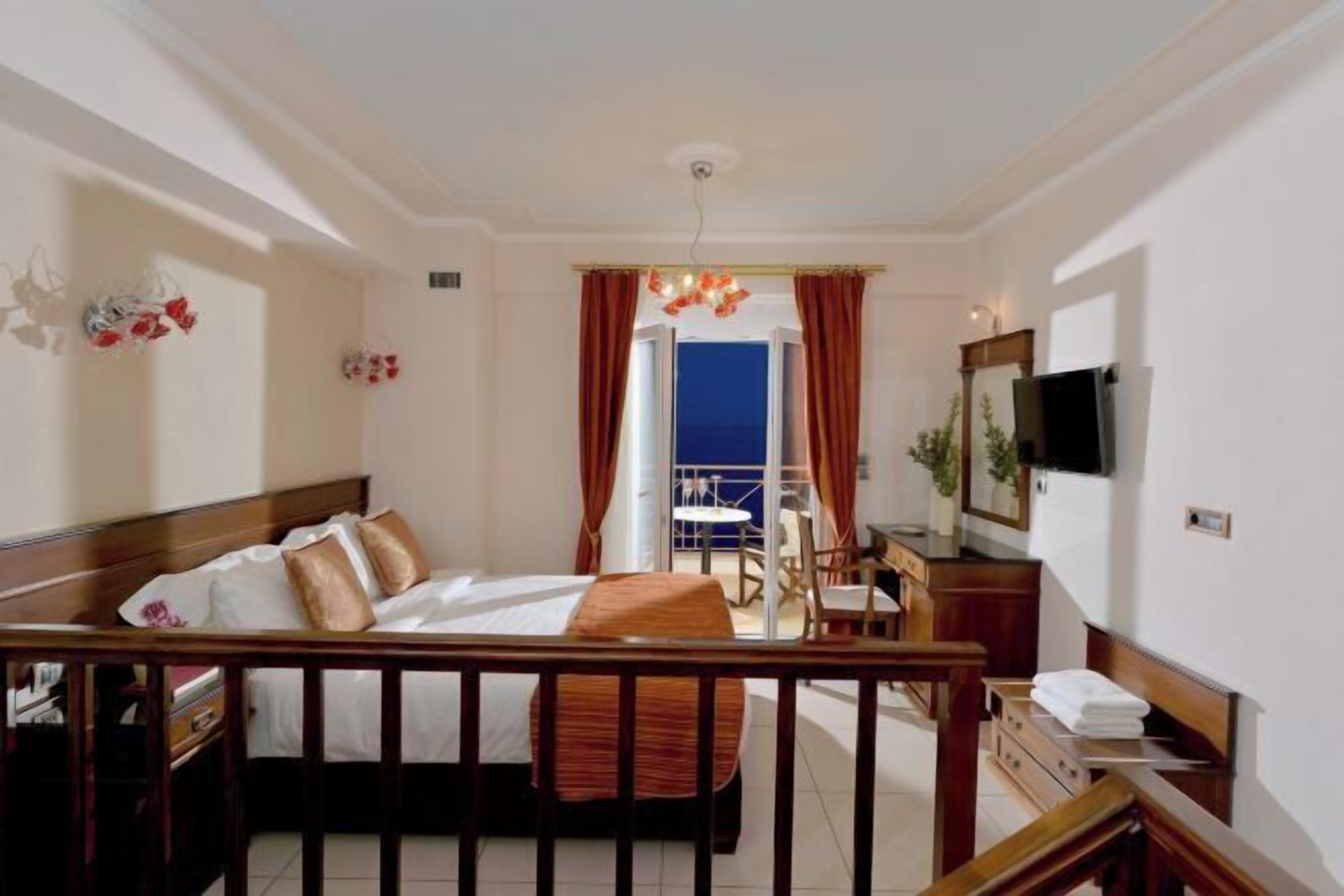 Desk, soundproofing, free cribs/infant beds, free WiFi