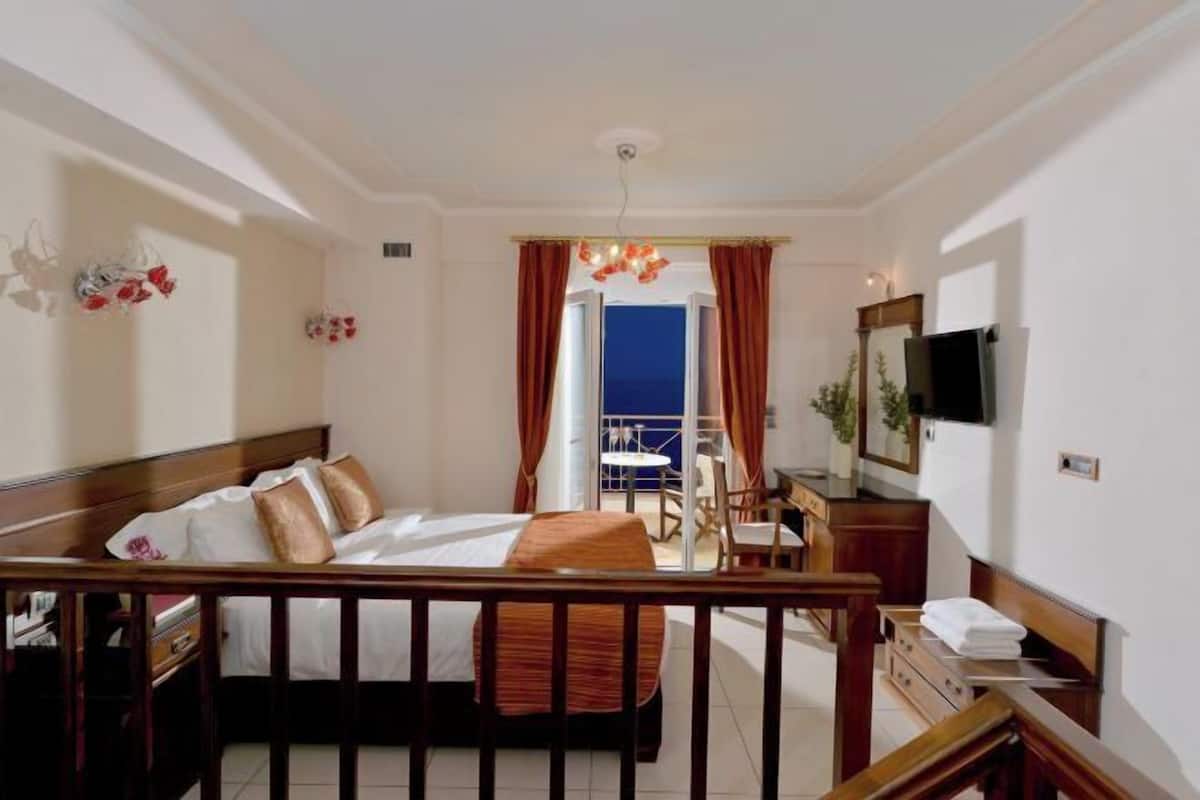 Desk, soundproofing, free cribs/infant beds, free WiFi