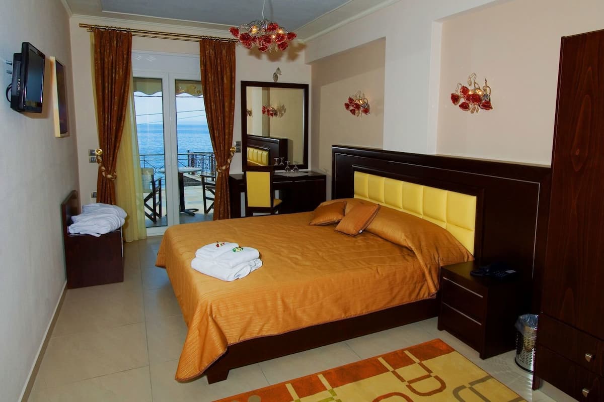 Desk, soundproofing, free cots/infant beds, free WiFi