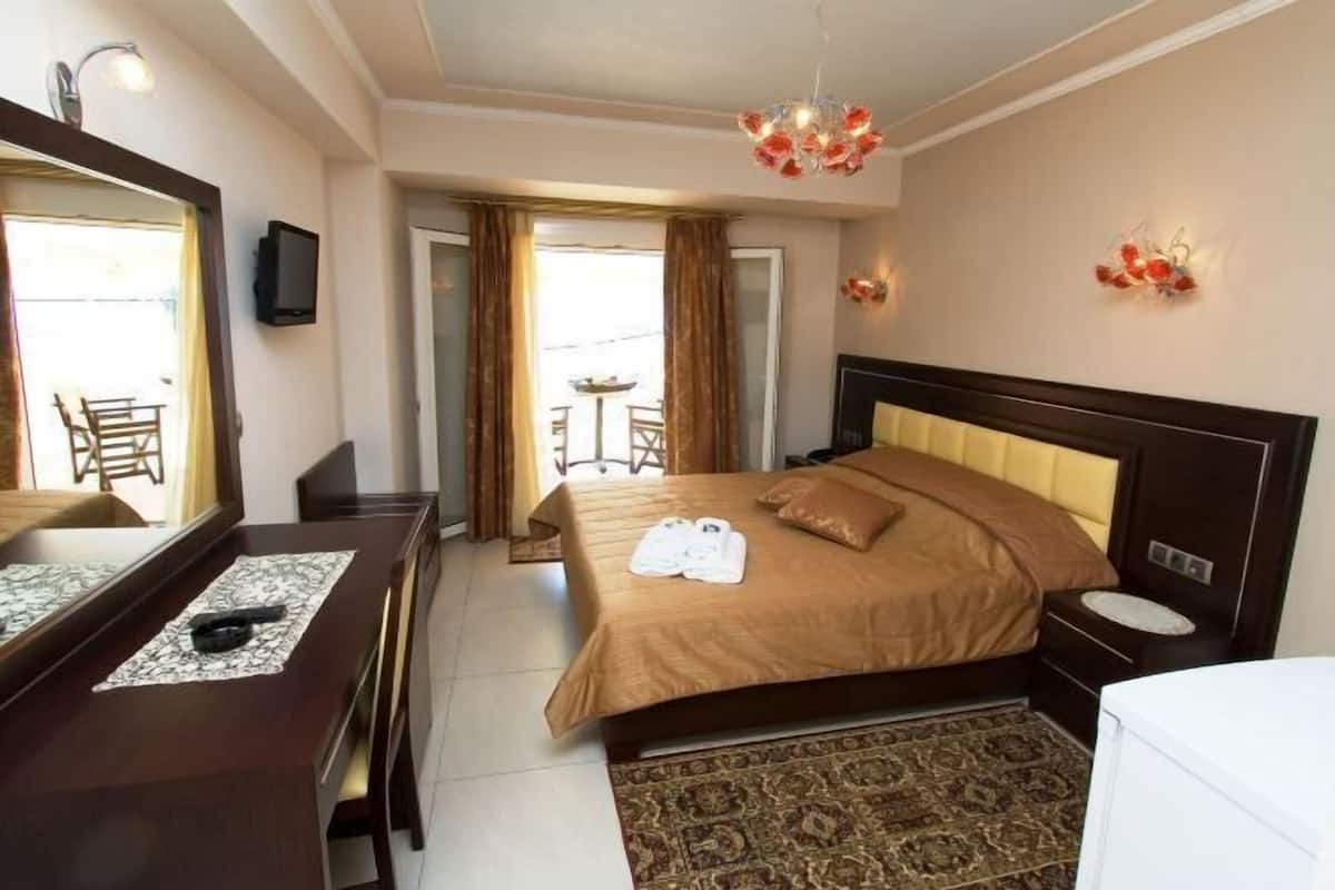 Desk, soundproofing, free cots/infant beds, free WiFi