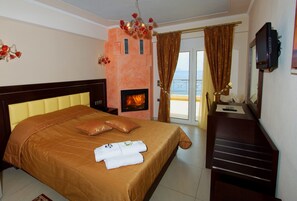 Desk, soundproofing, free cots/infant beds, free WiFi