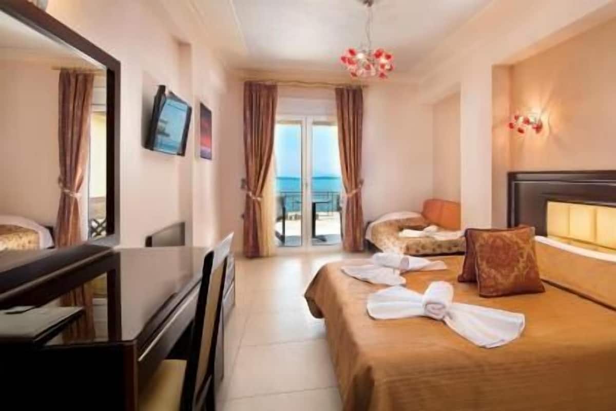 Desk, soundproofing, free cots/infant beds, free WiFi