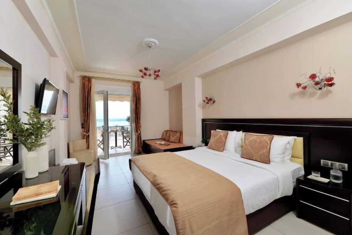 Desk, soundproofing, free cribs/infant beds, free WiFi