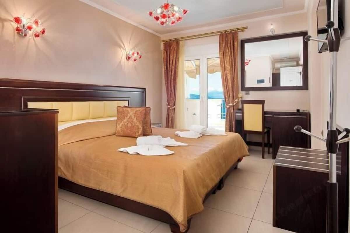 Desk, soundproofing, free cots/infant beds, free WiFi