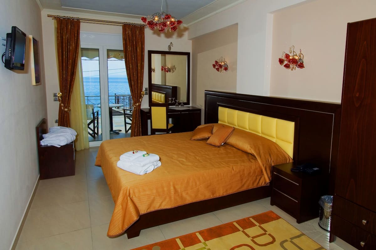 desk, soundproofing, free cots/infant beds, free wifi