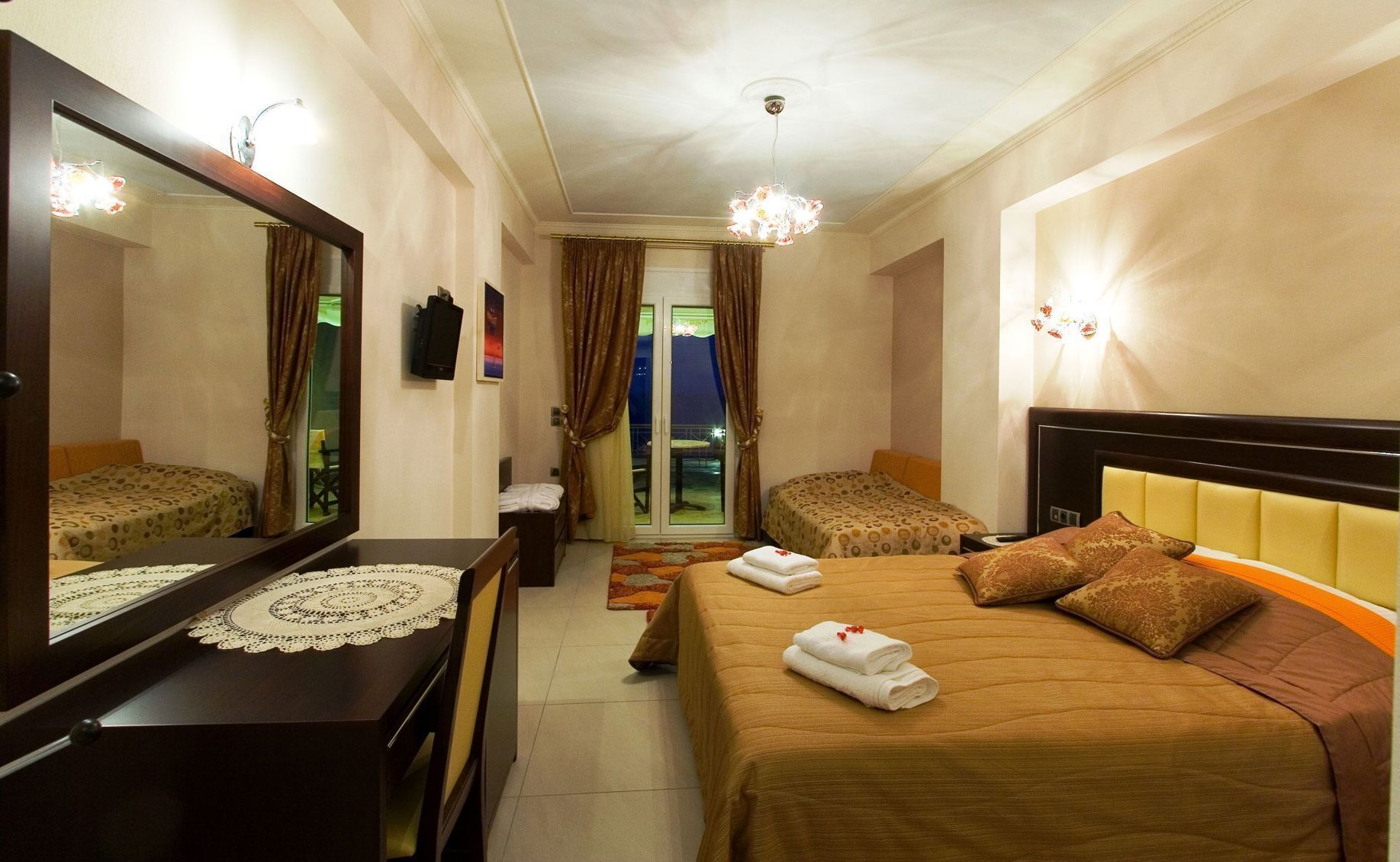 Desk, soundproofing, free cots/infant beds, free WiFi